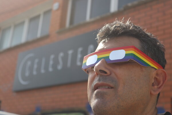 Gafas de Eclipse Solar — Arcoíris del Orgullo