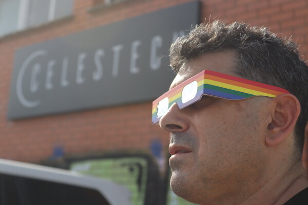 Gafas de Eclipse Solar — Arcoíris del Orgullo