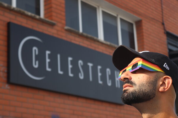Gafas de Eclipse Solar — Arcoíris del Orgullo